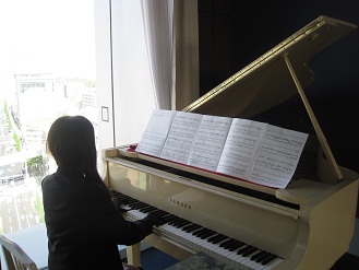ピアノ(日曜)柿崎先生(東京音楽大学卒業  柿崎　愛美)