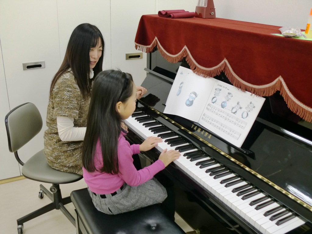 月曜ピアノ教室（３０分個人レッスン）(東京音楽大学卒  緑川　りこ)